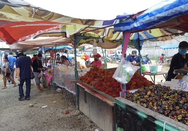 ぼろいテントの中に入ります。