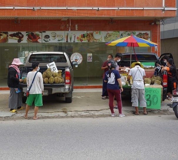 2日　16：07<br />市場帰りにドリアンを買いました。