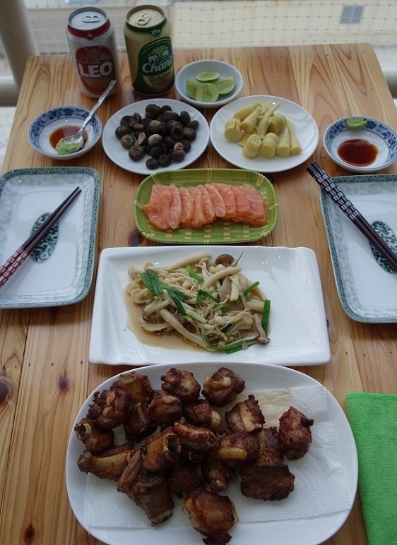 2日　　夕食<br />豚のスペアリブ　パック.ヘット　サーモン刺身　茹で竹の子　ヘッド.ポォ