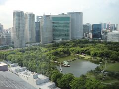 公園の後方は、コンラッド東京がある汐留のビル群。