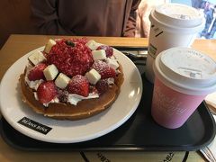 お昼ごはんとおやつを兼ねてワッフル。韓国のワッフルはすごいボリュームでデコデコです。

なおこの時に露出狂が出ました！トイレから帰ってきたら友人が「遅いよ、早く行くよ！」と血相変えて言うのでどうしたのかと思ったら、ナナメ向かいの席にいた男性が見せてきたとのこと。店を出る際にカウンターに行って店員さんを呼ぼうとしましたが男はその前に出て行ってしまいました。
