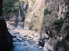 太魯閣峡谷へ。
一週間前の豪雨で、水が未だ濁って
いるそうです。