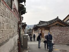 向かったのは、北村韓屋村。
初ソウルのメンバーもいたので、っぽいところに行こうということになりました。がしかし、大部分が工事中。