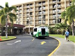 Courtyard by Marriott King Kamehameha's Kona Beach Hotel
（コートヤード・マリオット キングカメハメハ コナビーチホテル）

11月11日（土）　　

キングカメハメハ コナビーチホテルの
車寄せには別のツアーの車が止まっています。

