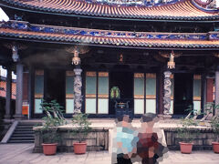 孔子廟
中国の学問の神様ですね。
贅沢を言うと、建物も写して… ^^