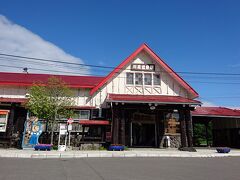 川湯温泉駅です。向かって左側がオーチャードグラスで、右側に足湯があります。
足湯は部屋の中にあるので、冬に訪れた時にはゆっくり温まる事が出来そうです。今日は暑いのでやめておきます。