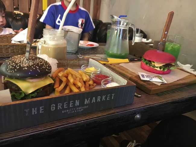 万博同僚たちは遅れてMEGAに到着。万博期間中日本人に大人気だったCefe BOOMでお昼ごはん。友達が頼んだ赤いバーガー、すごい色。<br />