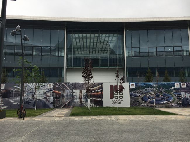 各国のパビリオンが入っていたところは、ビジネスセンターになる予定だそう。周りには壁ができて近寄れなくなっていました。日本館があった所で記念撮影。