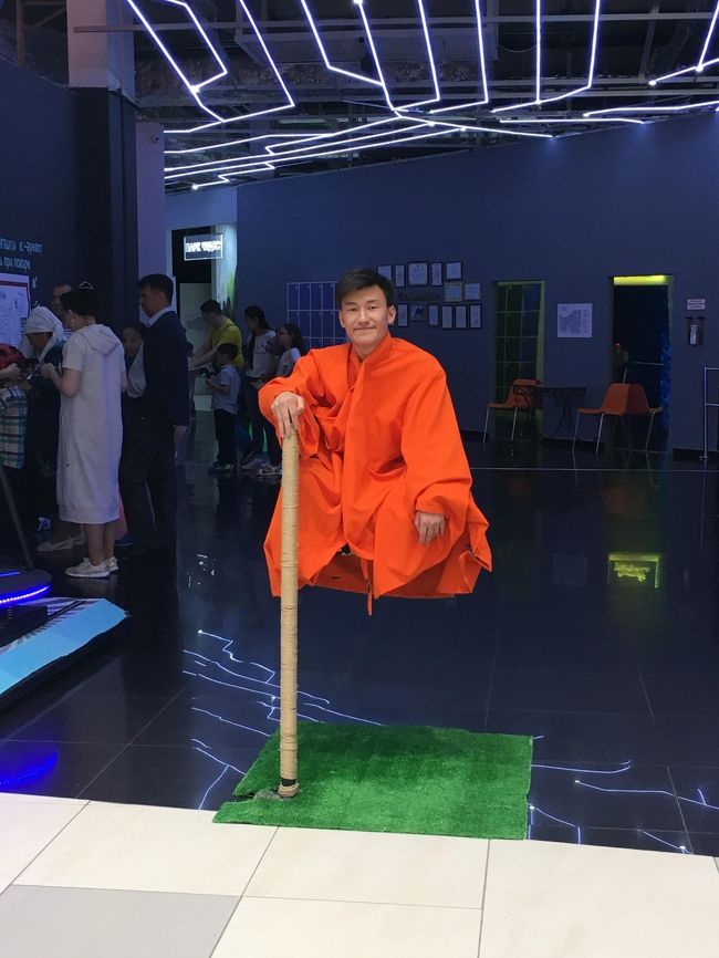 MEGAの中のアクティビティコーナー。お兄さん、浮いてる(笑)