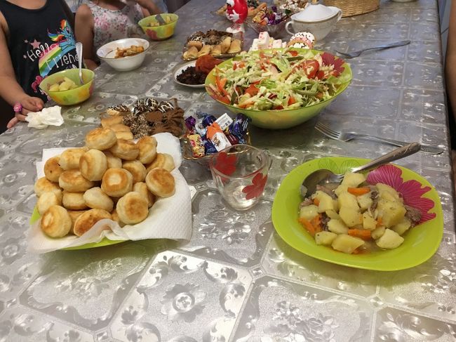 夜はアスタナのスケオタ、カリナちゃん家へ。キルギス留学直前に知り合った彼女との付き合いももう5年になります。初めて会ったとき1歳半だった長女のアヤッツルちゃんも9月から小学生。彼女の家で食べる揚げたてのバウルサックがカザフの料理で一番好きかも。