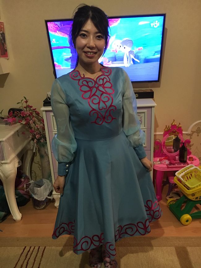 そして、カリナちゃんの双子のお姉さんで、去年アクトべで会ったデザイナーのサビーナちゃん、彼女に注文したドレス(https://4travel.jp/travelogue/11624128)を10ヶ月越しに受け取ることができました。かわいく仕上げてくれてありがとうございます！