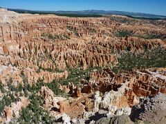 プライスキャニオン崖浸食は、細かい起伏と色合いの微妙な変化があり、繊細感のある景観です。