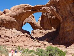 「ダブル・アーチ（The Double Arch)」は、アーチーズ国立公園を代表する見学スポットです。アーチの下を進みます。