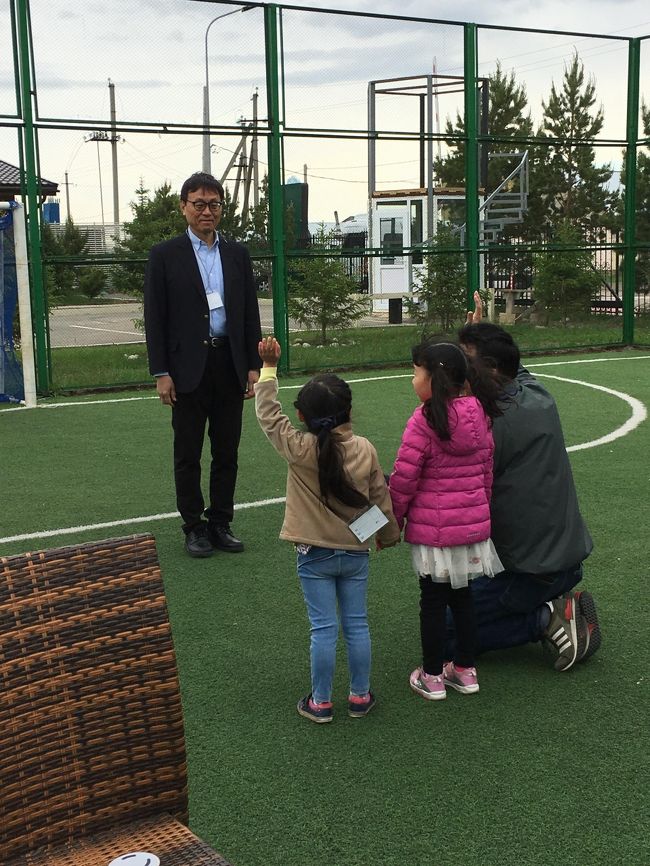 今回は前半はフットサルコートを借り切って運動会します。現地在住の日本人の子供たちが川端駐カザフスタン日本大使の前で選手宣誓です。アスタナにいる日本人は現地人と結婚した方、外務省関係か大企業の現地駐在員とそのご家族が中心です。アルマトイの日本人会の方が留学生が多いので若い人が多いようです。