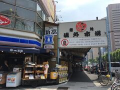 せっかくなので、場外市場の方もブラリ歩いてみます。