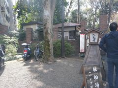 山手線駒込駅の出口から徒歩１分のところに、六義園はあります。
1695（元禄８）年、5代将軍徳川綱吉の側用人、柳沢吉保が自身の土地に造営したのがこの庭園であり、文京区にある小石川後楽園と並んで東京の二大大名庭園と呼ばれています。

大老格にまで上り詰めたほどの有能な柳沢吉保のことでしょうから、いずれ山手線が通り近くに駅ができ、多くの人が来ることを見越して、この土地に作ったのでしょうね。流石すぎます。