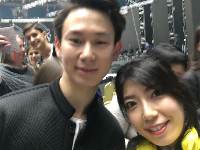 私たちも現地在住日本人一緒だったし、英語アナウンスを聞き取れた現地人やボランティアスタッフも集まってしまい収集がつかなくなってしまいました。混乱の中何とか撮ったデニスとの２ショットはブレブレ。これが最後の写真、これに対しての「スパシーバ(ありがとう)」がデニスとの最後の会話となりました。本当はもっと伝えたいことあったのにと、今でも思っています。<br /><br />この後デニスはガードマンと共に引っ込んでしまったので私たちはここで帰ってしまいましたが、現場に駆け付けるのが間に合わなかったファンや日本からのツアーの人たちがここに残って、少人数になった後にちゃんとプレゼントの受け渡しがあったそうです。結果的に私はそのプレゼントをデニスの死後に受け取ることになりましたが、その話は今後の旅行記で書きます。