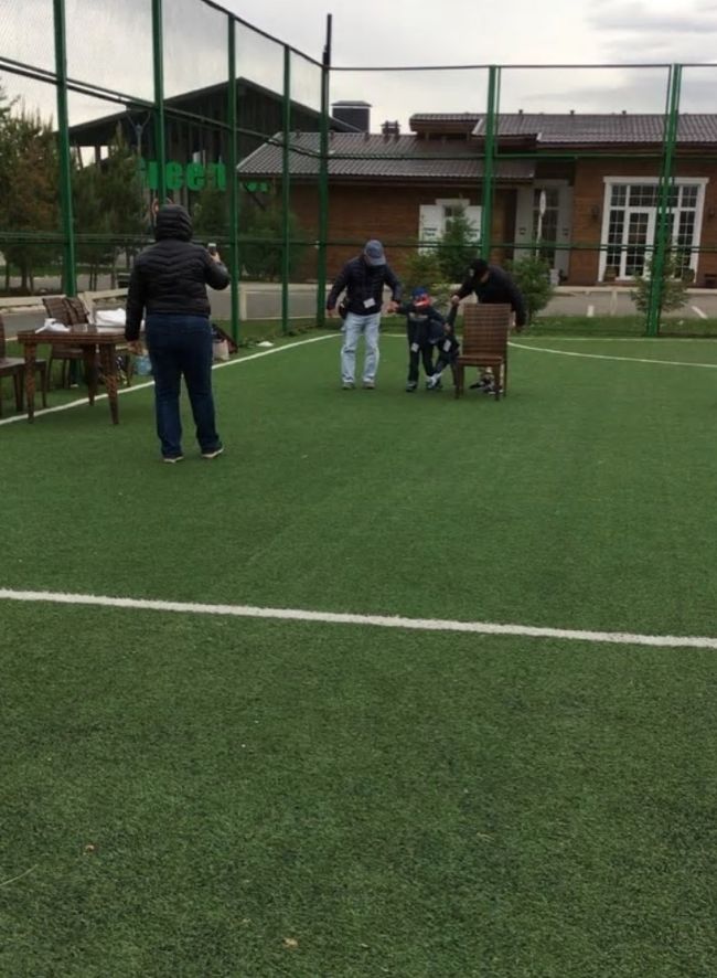 子どもも多いので、小学校の運動会みたいにお菓子食い競争したり二人三脚したり。最後は時間が余ったので自由時間になり、けっこう本気でフットサルやりました。