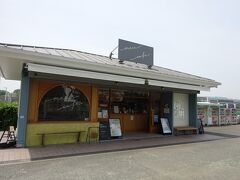 万博公園をでると、以前は土産物屋さんか売店だったところにカフェ