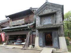 蔵がある小寺醤油店に入りました。大正時代から白金で酒を中心に、味噌や醤油などを販売し生計を立てていました。当時は量や重さを計って売る量り売りで商売をしていたことから、復元された建物の中には、量り売りの様子がわかる柄杓や漏斗、木の樽などが置かれ、当時の様子を再現しています。主屋の隣に建つ蔵は鉄筋コンクリートで造られていて、蔵の中では営業当時の様子を写した写真や、当時使用されていた樽や陶器製容器などが展示されています。