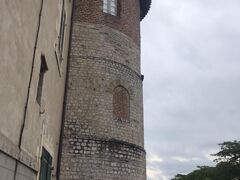 上に登ると塔がある。Hôtel & Restaurant Des Basses Pyrénéesの建物