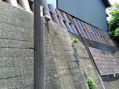 『常滑市陶磁器会館』から少し坂を戻ったところに路地につながる小道があり、そこが『やきもの散歩道』のスタート地点になっていました。