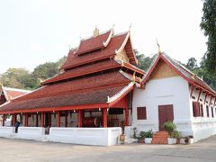 ＜ワット・マイ＞寺院は1788年に建設が始まり、完成まで70年を要しました。屋根は写真のように五重に重なり、ラオスにおける仏教芸術が最盛を誇った頃の建築です。