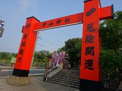 片山神社に到着です。参拝する人が次々にやってきます