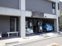 鎌倉近くの「居食家　灯り」で昼食をいただくことにしました。平日の開店直後でしたが店内はなかなか盛況でした。