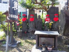 この「六地蔵」は、鎌倉時代、この付近に処刑場があったため、その霊を弔うために置かれたそうです。
