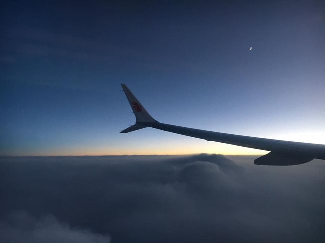 アスタナまでの飛行機では席が離れていたので、デニスのことを思い出す時間があり、彼に手紙を書いていました。遅かったな、と思いながら。途中、気流の悪いところを通過し席を立つことができなかったとき、窓の外に広がっていた深い雲海と、その上に静かに佇む月と金星が美しかったです。この時は本気で、この空のどこかでデニスがスケートしてると感じました。<br />