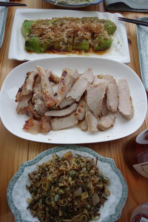 4日　　夕食<br />コームーヤーン　　焼きナスビ　　？？　