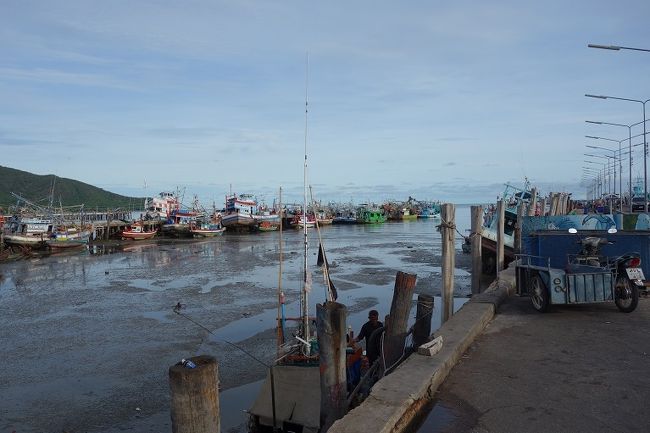 5日　7：18<br />海鮮魚介類を求めてバンサレーの波止場に来ました。