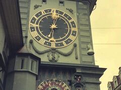 街の中心にある、時計塔。
建物自体は1220年に建てられたものだとか。ちょうど800年前。
そしてこの時計も1530年に設置されたものだとか。日本だと室町時代ですよ。