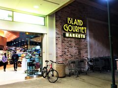 Island Gourmet Markets（アイランド グルメ マーケット）

11月11日（土）　　21:30

ツアーの最後はお手洗い休憩を兼ねて
ワイコロアにあるアイランド グルメ マーケットへ

