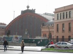 アトーチャ駅の向かい側に国立ソフィア王妃芸術センターがあります。