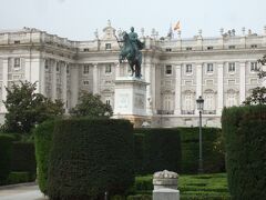 王宮前のフェリペ４世像 (Monumento a Felipe IV)