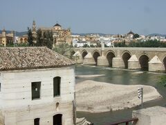 グアダルキビール川に架かるローマ橋 (Puente Romano de Cordoba)

地中海世界を支配していた古代ローマの遺跡のひとつがローマ橋です。