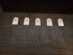 大使の間（Salon de Comares）

コマレスの塔（Torre de Comares）の中にあります。