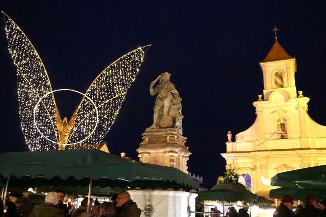 広場の中央に像がありました。<br />屋台がなければ広場のアクセントになる像も、ほかのクリスマス・マーケット同様、その存在は目立たない…。（^^;