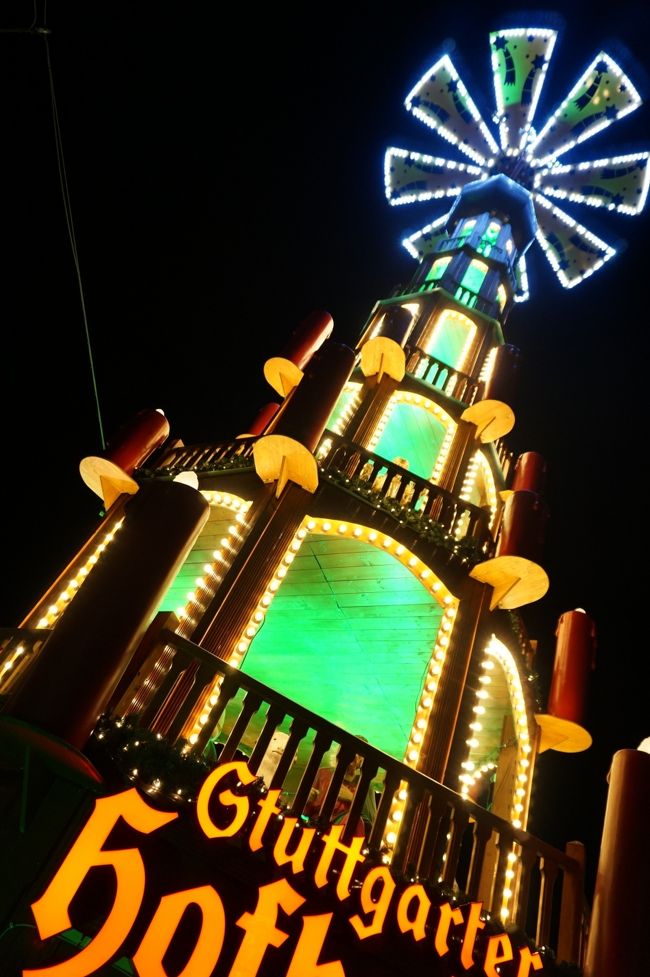 ふと、ピラミッドを見上げると、上に人影が見えます。上ってみよう！