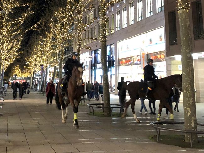 お腹も満たされ、19時半、ホテルに戻ろうとケーニヒ通りに入ると、騎馬警官がやって来ました。わ～い！<br /><br />今日はエスリンゲン、ルートヴィヒスブルクのマルクトを楽しんで、シメにシュトゥットガルト。大満足の1日♪<br />バスタブでゆっくり温まって、10時半就寝。