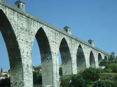 アグアス・リブレス水道橋 (Aqueduto das Aguas Livres)

リスボン市の飲料水が不足していた18世紀にジョンV王が水道を建設することを決めました。アルカンタラ渓谷の941mを35のアーチで横切っています。最も高いアーチの高さは65m。