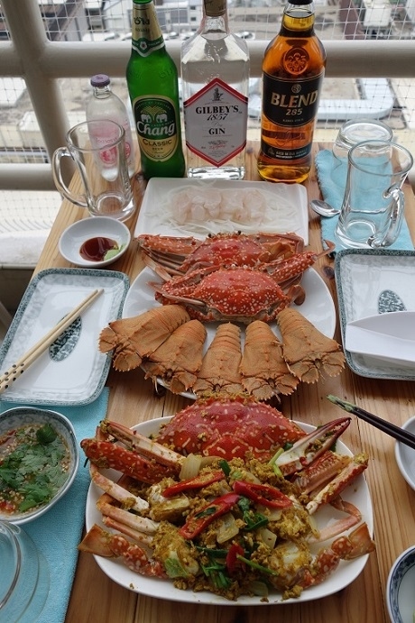 5日　　夕食<br />色も豪華なプーパッポンカリー◎◎．．．久しぶりに食べた。<br />蒸しガン（団扇エビ）と蟹　◎　<br />刺し身