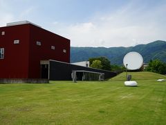 奈義町現代美術館へ。建物と一体となった3組の作家による空間的作品が常設展示されています（鑑賞料金：一般700円）。コロナの影響で企画展は中止となっていました。