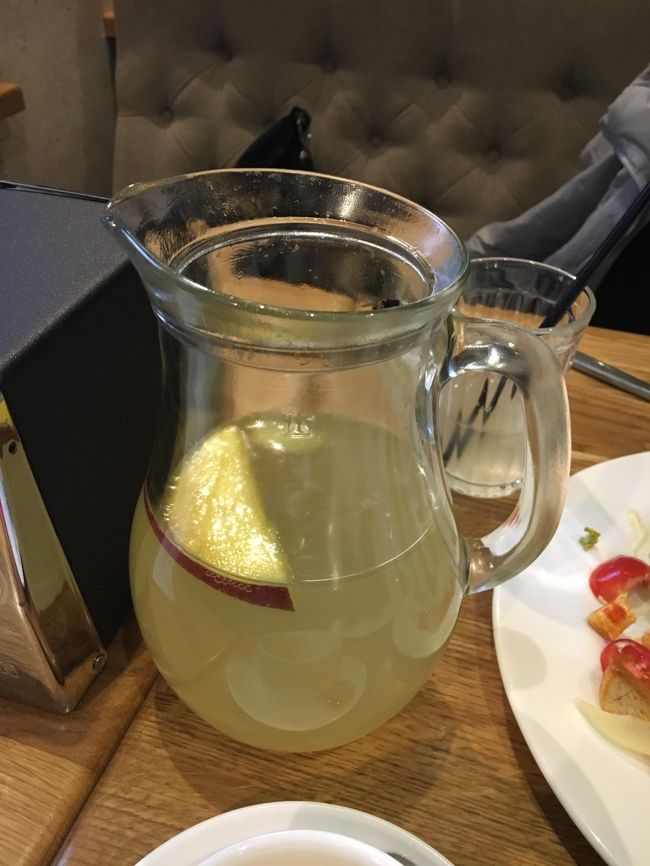 中央アジアで食事してると食べ物にハエがたかるのは日常茶飯事なので何も思わないですが、ここもそうでした。フィギュアスケートはお金持ちのスポーツと言われていますが、ハエがたかるようなところでデニスもご飯食べてたんだなー、と思うと妙に安心してしまいました。