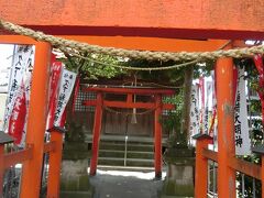 朱色の鳥居が幾つか本堂と直角に向いて並んでる久下稲荷神社です。
この右に集会所の建物と神主さんの住まい？がある。