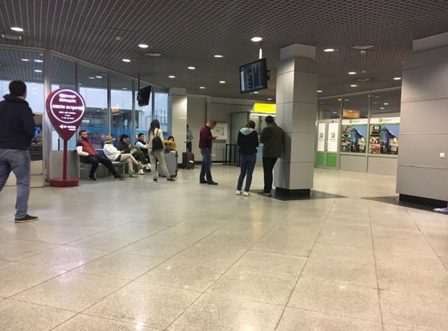 カザフスタンの国内線は遅れがちだが、今回は時間通り。むしろ到着が4:45なので遅れてくれても良かったのに。<br /><br />1年前の9月15日は、アスタナ万博から帰国する日でした。その便はアルマトイ経由だったので、1年前の同じ日にもこの小さな国内線の到着ロビーを通っています。普段アルマトイアスタナ間を陸路移動する私はここを使う機会が少ないけど、きっとデニスはこの小さなロビーを何度も通ったんだろうな。<br /><br />バスが動いている時間ではないし、荷物もあるし、アプリを使えばボラれることなく移動できるのでタクシーで宿まで向かうことにしました。