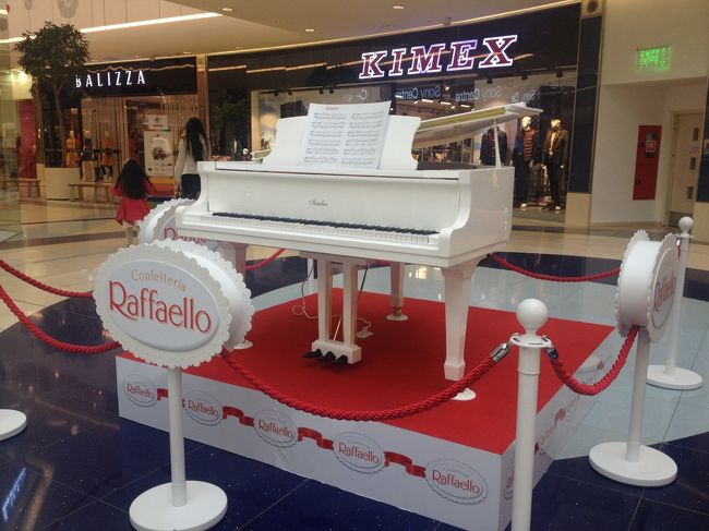 周辺でやっていたのはハロウィンのイベントのみ(1日遅いね)。近くにいた警備員に聴いても、レセプションに聴いても「知らない」。どういうこと？<br /><br />と、思ったら、デニスがインスタで再度投稿していました。<br />「場所変更です。フードコートです。もし退屈だったら食べ物買えますよ」<br />なんとーーー！気づいたのは開始まで30分を切ったとき。慌てて隣の棟のフードコートまでダッシュ！<br />