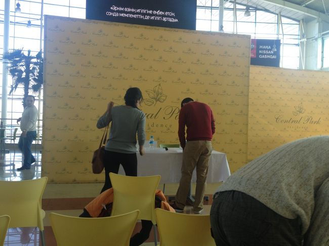 余裕でした。人がぜんぜん集まっていない。報道陣も場所の変更(というか最初のアナウンスがスタッフの勘違いだったみたい)に気づかず関係者が必死で電話してたわぁ…。<br />